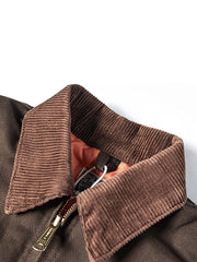 製品画像
デトロイトの1950年代ワーカーファッションにインスパイアされたオープンカラー キャンバス ショートジャケット全体画像。高密度コットンキャンバス素材とクラシックなデザインが特徴。
詳細画像
キルティング加工された裏地、柔らかなコーデュロイ素材の襟、斜め配置の大容量ポケットなど、機能性とデザイン性を両立したディテールのクローズアップ画像。