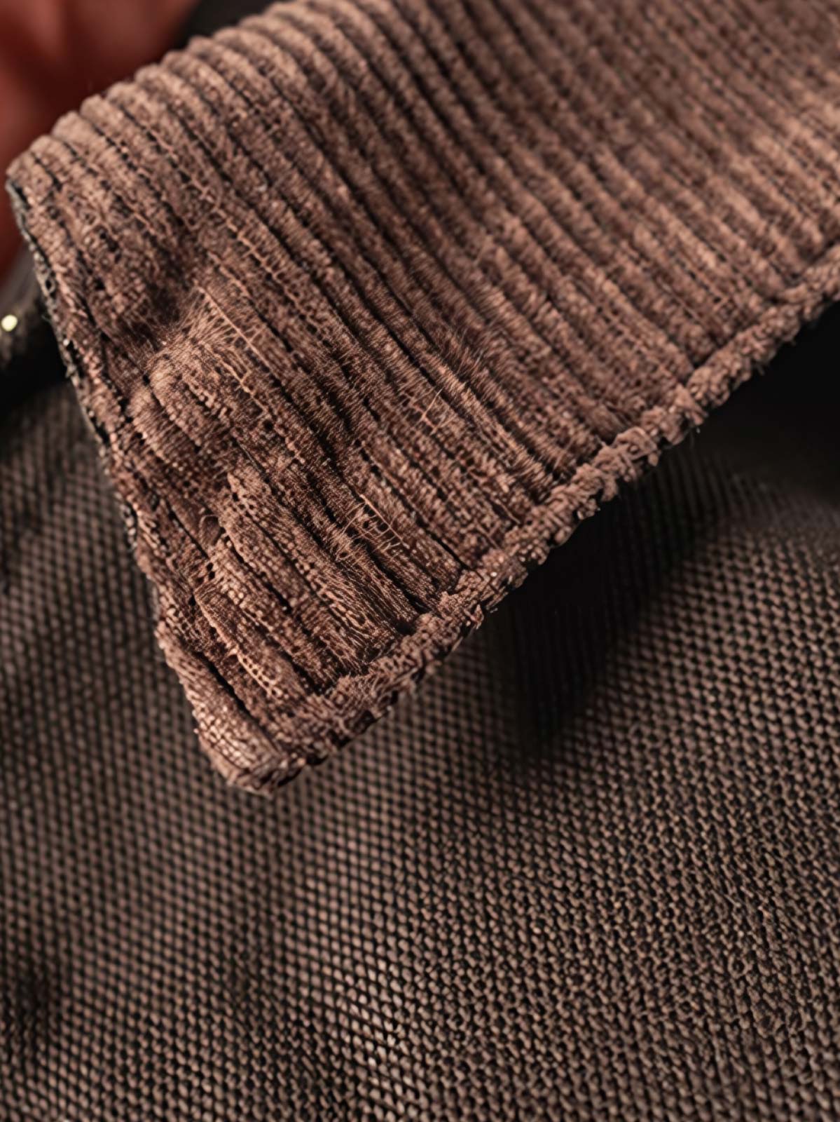 製品画像
デトロイトの1950年代ワーカーファッションにインスパイアされたオープンカラー キャンバス ショートジャケット全体画像。高密度コットンキャンバス素材とクラシックなデザインが特徴。
詳細画像
キルティング加工された裏地、柔らかなコーデュロイ素材の襟、斜め配置の大容量ポケットなど、機能性とデザイン性を両立したディテールのクローズアップ画像。