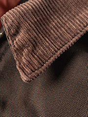 製品画像
デトロイトの1950年代ワーカーファッションにインスパイアされたオープンカラー キャンバス ショートジャケット全体画像。高密度コットンキャンバス素材とクラシックなデザインが特徴。
詳細画像
キルティング加工された裏地、柔らかなコーデュロイ素材の襟、斜め配置の大容量ポケットなど、機能性とデザイン性を両立したディテールのクローズアップ画像。