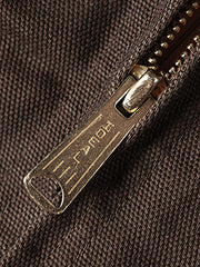 製品画像
デトロイトの1950年代ワーカーファッションにインスパイアされたオープンカラー キャンバス ショートジャケット全体画像。高密度コットンキャンバス素材とクラシックなデザインが特徴。
詳細画像
キルティング加工された裏地、柔らかなコーデュロイ素材の襟、斜め配置の大容量ポケットなど、機能性とデザイン性を両立したディテールのクローズアップ画像。