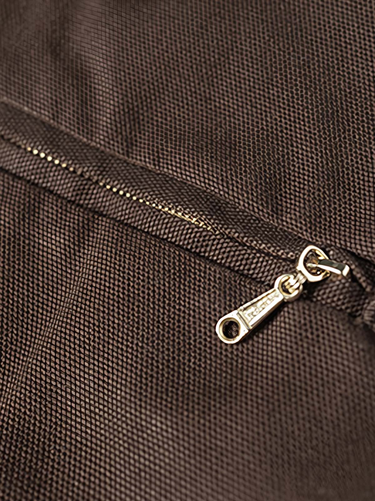 製品画像
デトロイトの1950年代ワーカーファッションにインスパイアされたオープンカラー キャンバス ショートジャケット全体画像。高密度コットンキャンバス素材とクラシックなデザインが特徴。
詳細画像
キルティング加工された裏地、柔らかなコーデュロイ素材の襟、斜め配置の大容量ポケットなど、機能性とデザイン性を両立したディテールのクローズアップ画像。