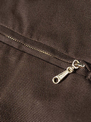 製品画像
デトロイトの1950年代ワーカーファッションにインスパイアされたオープンカラー キャンバス ショートジャケット全体画像。高密度コットンキャンバス素材とクラシックなデザインが特徴。
詳細画像
キルティング加工された裏地、柔らかなコーデュロイ素材の襟、斜め配置の大容量ポケットなど、機能性とデザイン性を両立したディテールのクローズアップ画像。