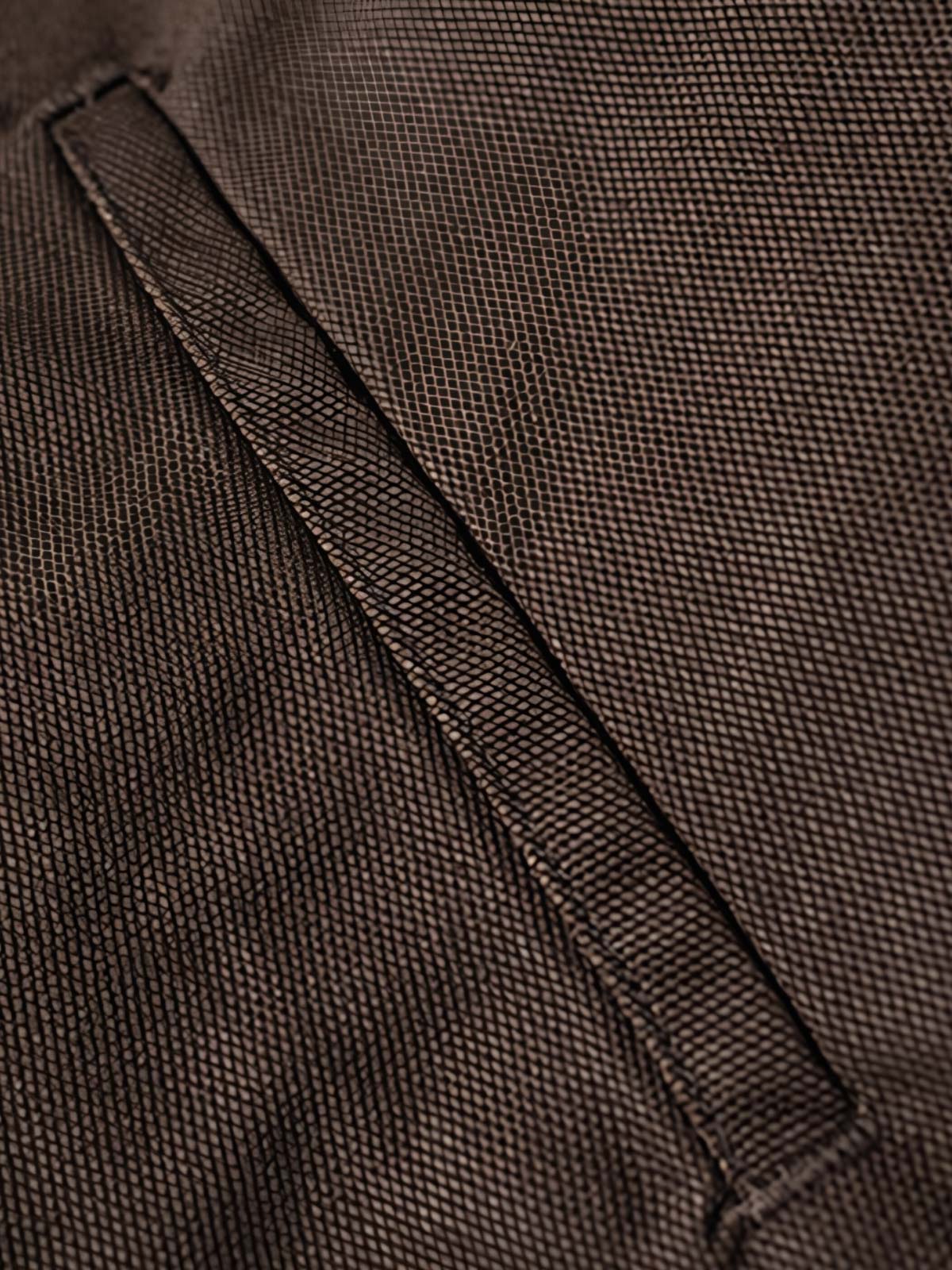 製品画像
デトロイトの1950年代ワーカーファッションにインスパイアされたオープンカラー キャンバス ショートジャケット全体画像。高密度コットンキャンバス素材とクラシックなデザインが特徴。
詳細画像
キルティング加工された裏地、柔らかなコーデュロイ素材の襟、斜め配置の大容量ポケットなど、機能性とデザイン性を両立したディテールのクローズアップ画像。