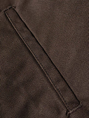 製品画像
デトロイトの1950年代ワーカーファッションにインスパイアされたオープンカラー キャンバス ショートジャケット全体画像。高密度コットンキャンバス素材とクラシックなデザインが特徴。
詳細画像
キルティング加工された裏地、柔らかなコーデュロイ素材の襟、斜め配置の大容量ポケットなど、機能性とデザイン性を両立したディテールのクローズアップ画像。