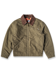 製品画像
デトロイトの1950年代ワーカーファッションにインスパイアされたオープンカラー キャンバス ショートジャケット全体画像。高密度コットンキャンバス素材とクラシックなデザインが特徴。
詳細画像
キルティング加工された裏地、柔らかなコーデュロイ素材の襟、斜め配置の大容量ポケットなど、機能性とデザイン性を両立したディテールのクローズアップ画像。