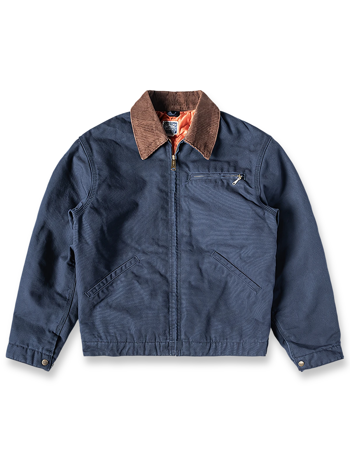 製品画像
デトロイトの1950年代ワーカーファッションにインスパイアされたオープンカラー キャンバス ショートジャケット全体画像。高密度コットンキャンバス素材とクラシックなデザインが特徴。
詳細画像
キルティング加工された裏地、柔らかなコーデュロイ素材の襟、斜め配置の大容量ポケットなど、機能性とデザイン性を両立したディテールのクローズアップ画像。