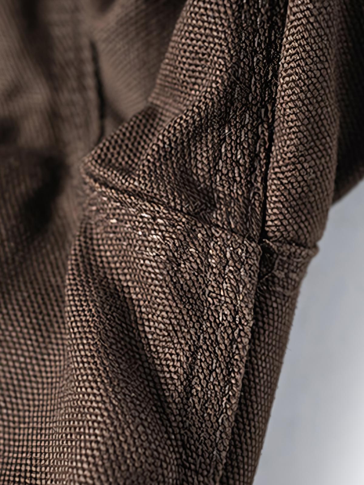 製品画像
デトロイトの1950年代ワーカーファッションにインスパイアされたオープンカラー キャンバス ショートジャケット全体画像。高密度コットンキャンバス素材とクラシックなデザインが特徴。
詳細画像
キルティング加工された裏地、柔らかなコーデュロイ素材の襟、斜め配置の大容量ポケットなど、機能性とデザイン性を両立したディテールのクローズアップ画像。