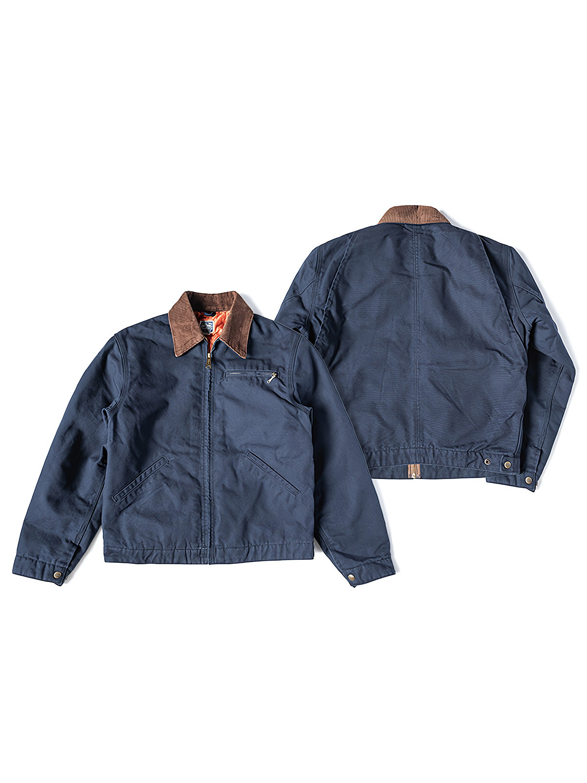 製品画像
デトロイトの1950年代ワーカーファッションにインスパイアされたオープンカラー キャンバス ショートジャケット全体画像。高密度コットンキャンバス素材とクラシックなデザインが特徴。
詳細画像
キルティング加工された裏地、柔らかなコーデュロイ素材の襟、斜め配置の大容量ポケットなど、機能性とデザイン性を両立したディテールのクローズアップ画像。