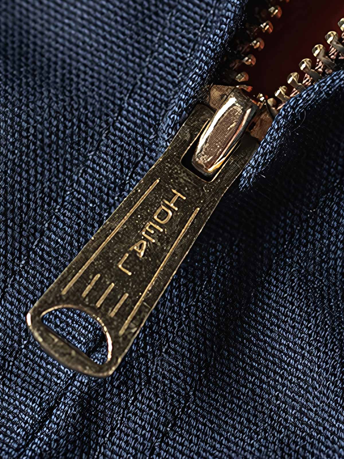 製品画像
デトロイトの1950年代ワーカーファッションにインスパイアされたオープンカラー キャンバス ショートジャケット全体画像。高密度コットンキャンバス素材とクラシックなデザインが特徴。
詳細画像
キルティング加工された裏地、柔らかなコーデュロイ素材の襟、斜め配置の大容量ポケットなど、機能性とデザイン性を両立したディテールのクローズアップ画像。