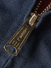 製品画像
デトロイトの1950年代ワーカーファッションにインスパイアされたオープンカラー キャンバス ショートジャケット全体画像。高密度コットンキャンバス素材とクラシックなデザインが特徴。
詳細画像
キルティング加工された裏地、柔らかなコーデュロイ素材の襟、斜め配置の大容量ポケットなど、機能性とデザイン性を両立したディテールのクローズアップ画像。