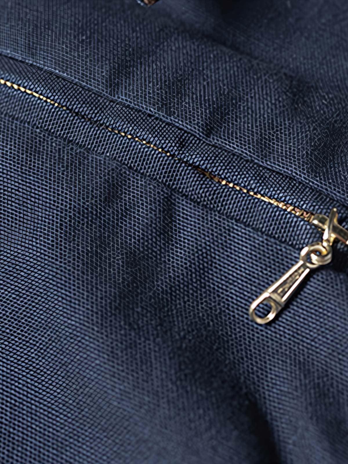 製品画像
デトロイトの1950年代ワーカーファッションにインスパイアされたオープンカラー キャンバス ショートジャケット全体画像。高密度コットンキャンバス素材とクラシックなデザインが特徴。
詳細画像
キルティング加工された裏地、柔らかなコーデュロイ素材の襟、斜め配置の大容量ポケットなど、機能性とデザイン性を両立したディテールのクローズアップ画像。