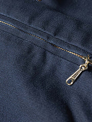 製品画像
デトロイトの1950年代ワーカーファッションにインスパイアされたオープンカラー キャンバス ショートジャケット全体画像。高密度コットンキャンバス素材とクラシックなデザインが特徴。
詳細画像
キルティング加工された裏地、柔らかなコーデュロイ素材の襟、斜め配置の大容量ポケットなど、機能性とデザイン性を両立したディテールのクローズアップ画像。