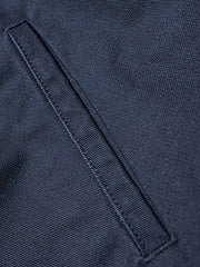 製品画像
デトロイトの1950年代ワーカーファッションにインスパイアされたオープンカラー キャンバス ショートジャケット全体画像。高密度コットンキャンバス素材とクラシックなデザインが特徴。
詳細画像
キルティング加工された裏地、柔らかなコーデュロイ素材の襟、斜め配置の大容量ポケットなど、機能性とデザイン性を両立したディテールのクローズアップ画像。