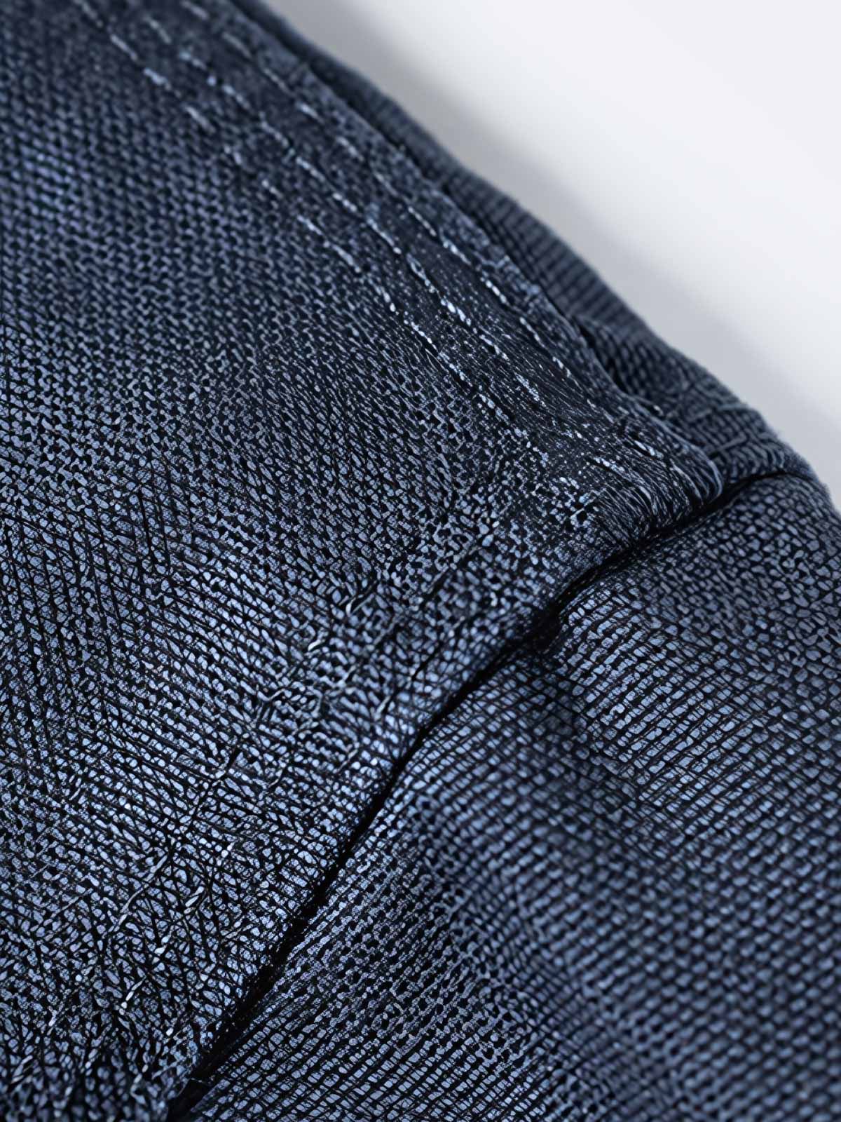 製品画像
デトロイトの1950年代ワーカーファッションにインスパイアされたオープンカラー キャンバス ショートジャケット全体画像。高密度コットンキャンバス素材とクラシックなデザインが特徴。
詳細画像
キルティング加工された裏地、柔らかなコーデュロイ素材の襟、斜め配置の大容量ポケットなど、機能性とデザイン性を両立したディテールのクローズアップ画像。