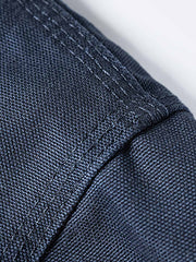 製品画像
デトロイトの1950年代ワーカーファッションにインスパイアされたオープンカラー キャンバス ショートジャケット全体画像。高密度コットンキャンバス素材とクラシックなデザインが特徴。
詳細画像
キルティング加工された裏地、柔らかなコーデュロイ素材の襟、斜め配置の大容量ポケットなど、機能性とデザイン性を両立したディテールのクローズアップ画像。