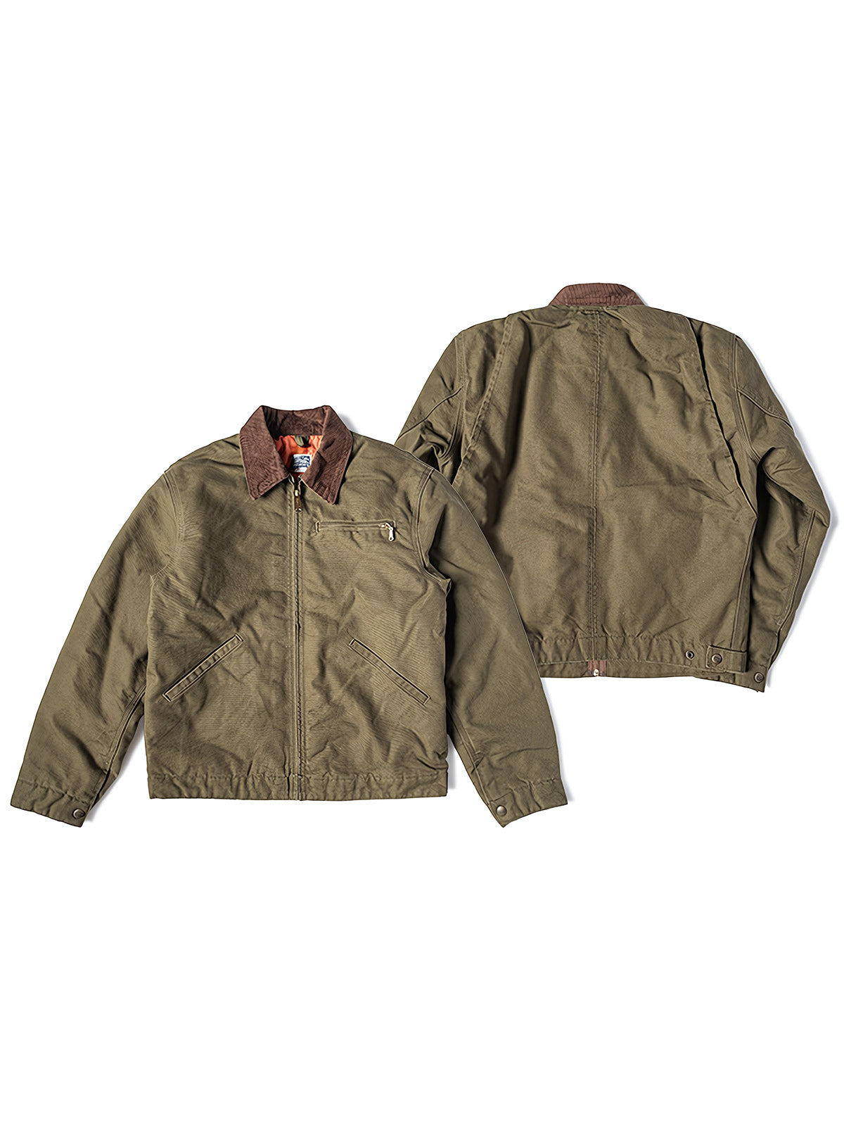 製品画像
デトロイトの1950年代ワーカーファッションにインスパイアされたオープンカラー キャンバス ショートジャケット全体画像。高密度コットンキャンバス素材とクラシックなデザインが特徴。
詳細画像
キルティング加工された裏地、柔らかなコーデュロイ素材の襟、斜め配置の大容量ポケットなど、機能性とデザイン性を両立したディテールのクローズアップ画像。