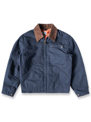 製品画像
デトロイトの1950年代ワーカーファッションにインスパイアされたオープンカラー キャンバス ショートジャケット全体画像。高密度コットンキャンバス素材とクラシックなデザインが特徴。
詳細画像
キルティング加工された裏地、柔らかなコーデュロイ素材の襟、斜め配置の大容量ポケットなど、機能性とデザイン性を両立したディテールのクローズアップ画像。