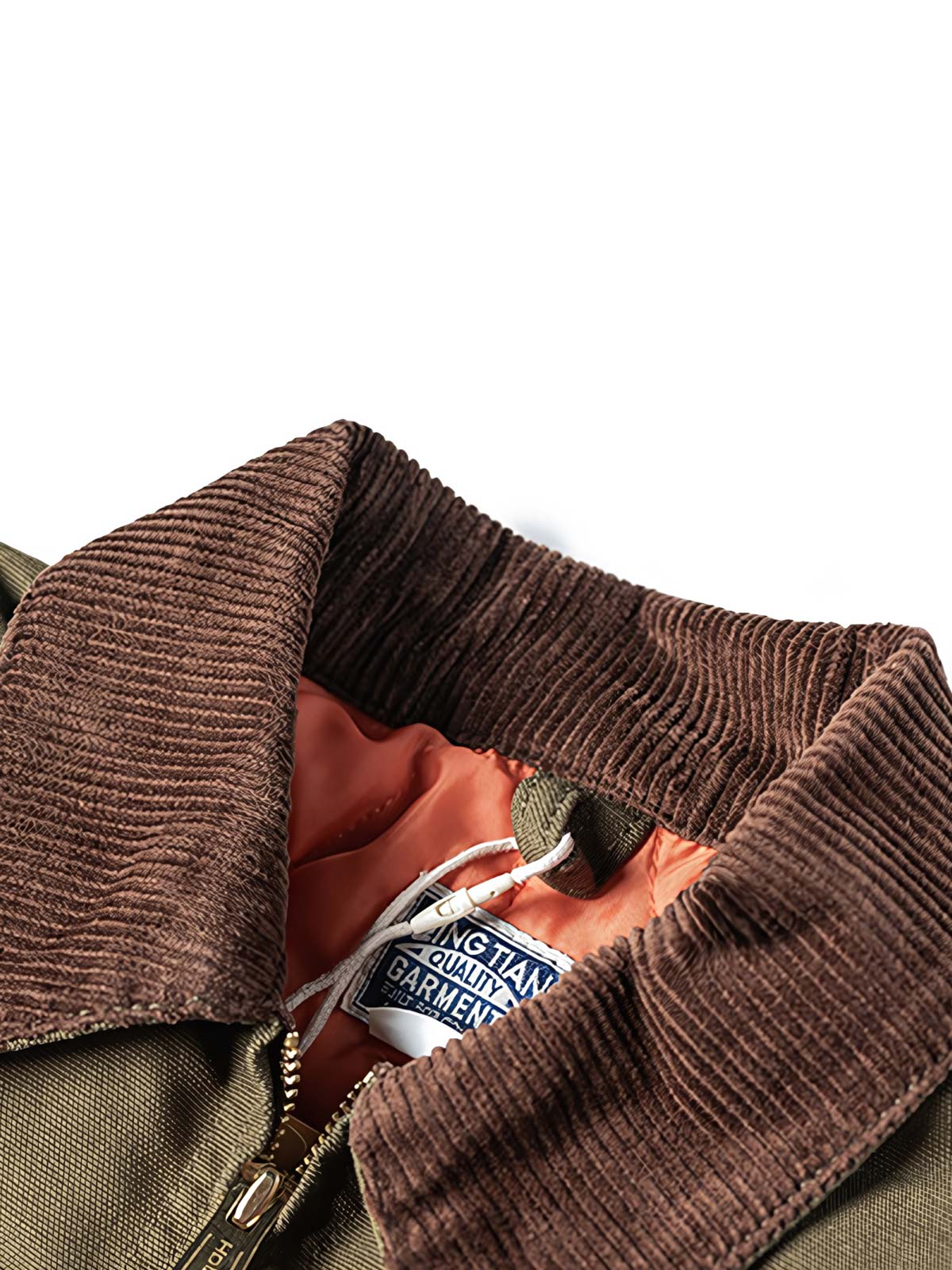 製品画像
デトロイトの1950年代ワーカーファッションにインスパイアされたオープンカラー キャンバス ショートジャケット全体画像。高密度コットンキャンバス素材とクラシックなデザインが特徴。
詳細画像
キルティング加工された裏地、柔らかなコーデュロイ素材の襟、斜め配置の大容量ポケットなど、機能性とデザイン性を両立したディテールのクローズアップ画像。