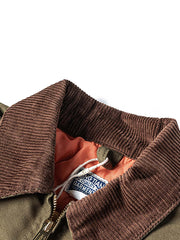 製品画像
デトロイトの1950年代ワーカーファッションにインスパイアされたオープンカラー キャンバス ショートジャケット全体画像。高密度コットンキャンバス素材とクラシックなデザインが特徴。
詳細画像
キルティング加工された裏地、柔らかなコーデュロイ素材の襟、斜め配置の大容量ポケットなど、機能性とデザイン性を両立したディテールのクローズアップ画像。