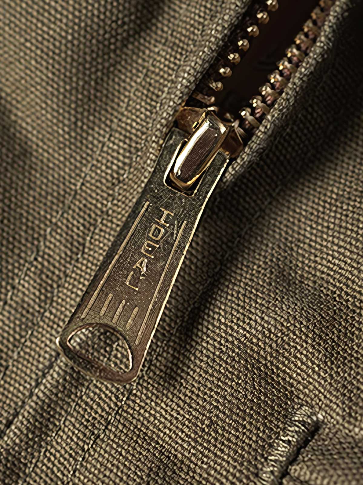 製品画像
デトロイトの1950年代ワーカーファッションにインスパイアされたオープンカラー キャンバス ショートジャケット全体画像。高密度コットンキャンバス素材とクラシックなデザインが特徴。
詳細画像
キルティング加工された裏地、柔らかなコーデュロイ素材の襟、斜め配置の大容量ポケットなど、機能性とデザイン性を両立したディテールのクローズアップ画像。