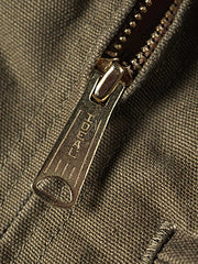 製品画像
デトロイトの1950年代ワーカーファッションにインスパイアされたオープンカラー キャンバス ショートジャケット全体画像。高密度コットンキャンバス素材とクラシックなデザインが特徴。
詳細画像
キルティング加工された裏地、柔らかなコーデュロイ素材の襟、斜め配置の大容量ポケットなど、機能性とデザイン性を両立したディテールのクローズアップ画像。