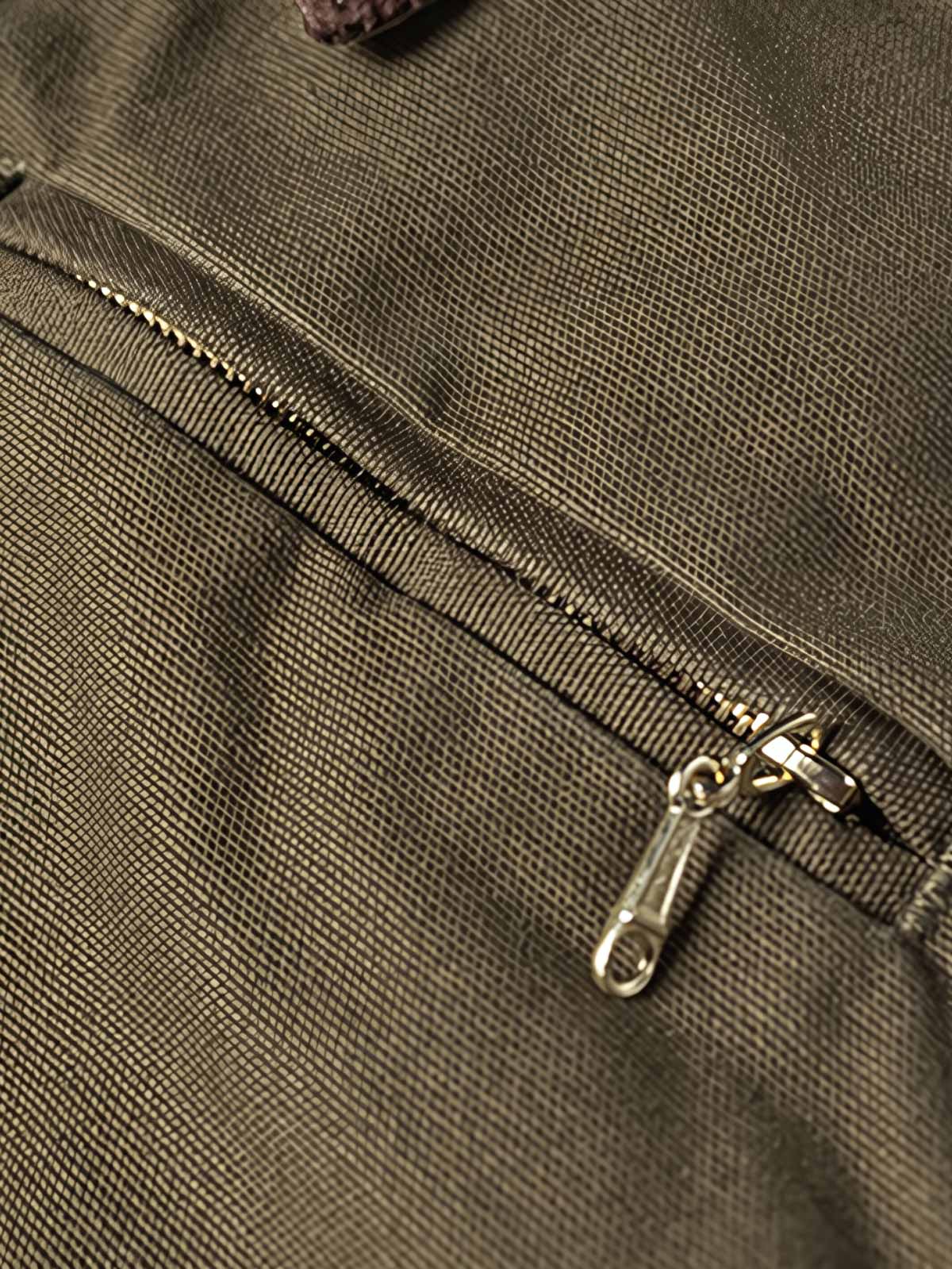 製品画像
デトロイトの1950年代ワーカーファッションにインスパイアされたオープンカラー キャンバス ショートジャケット全体画像。高密度コットンキャンバス素材とクラシックなデザインが特徴。
詳細画像
キルティング加工された裏地、柔らかなコーデュロイ素材の襟、斜め配置の大容量ポケットなど、機能性とデザイン性を両立したディテールのクローズアップ画像。