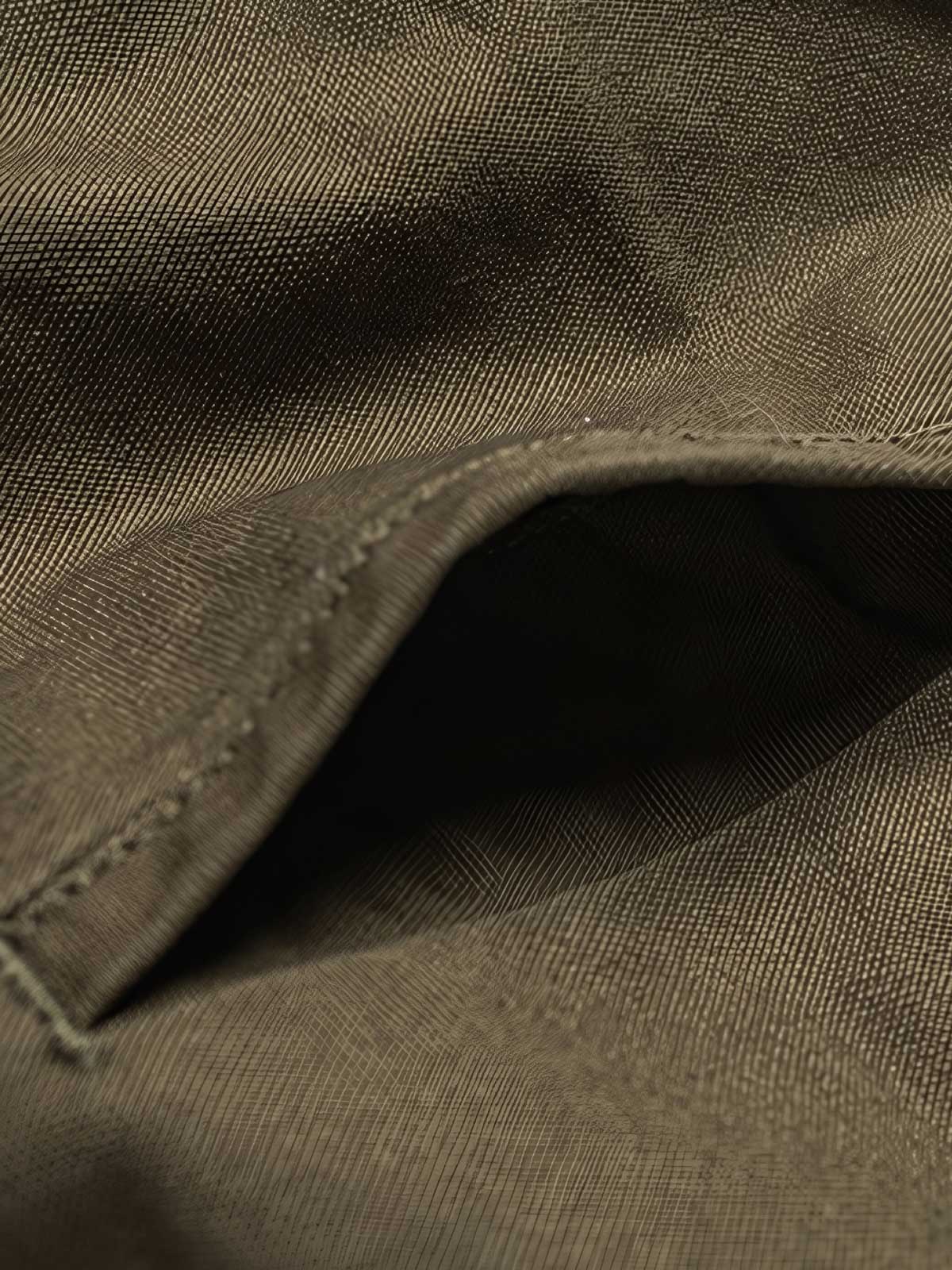 製品画像
デトロイトの1950年代ワーカーファッションにインスパイアされたオープンカラー キャンバス ショートジャケット全体画像。高密度コットンキャンバス素材とクラシックなデザインが特徴。
詳細画像
キルティング加工された裏地、柔らかなコーデュロイ素材の襟、斜め配置の大容量ポケットなど、機能性とデザイン性を両立したディテールのクローズアップ画像。