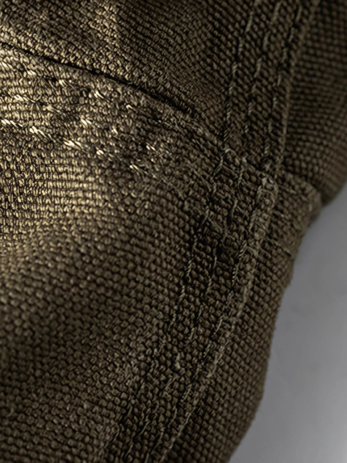 製品画像
デトロイトの1950年代ワーカーファッションにインスパイアされたオープンカラー キャンバス ショートジャケット全体画像。高密度コットンキャンバス素材とクラシックなデザインが特徴。
詳細画像
キルティング加工された裏地、柔らかなコーデュロイ素材の襟、斜め配置の大容量ポケットなど、機能性とデザイン性を両立したディテールのクローズアップ画像。