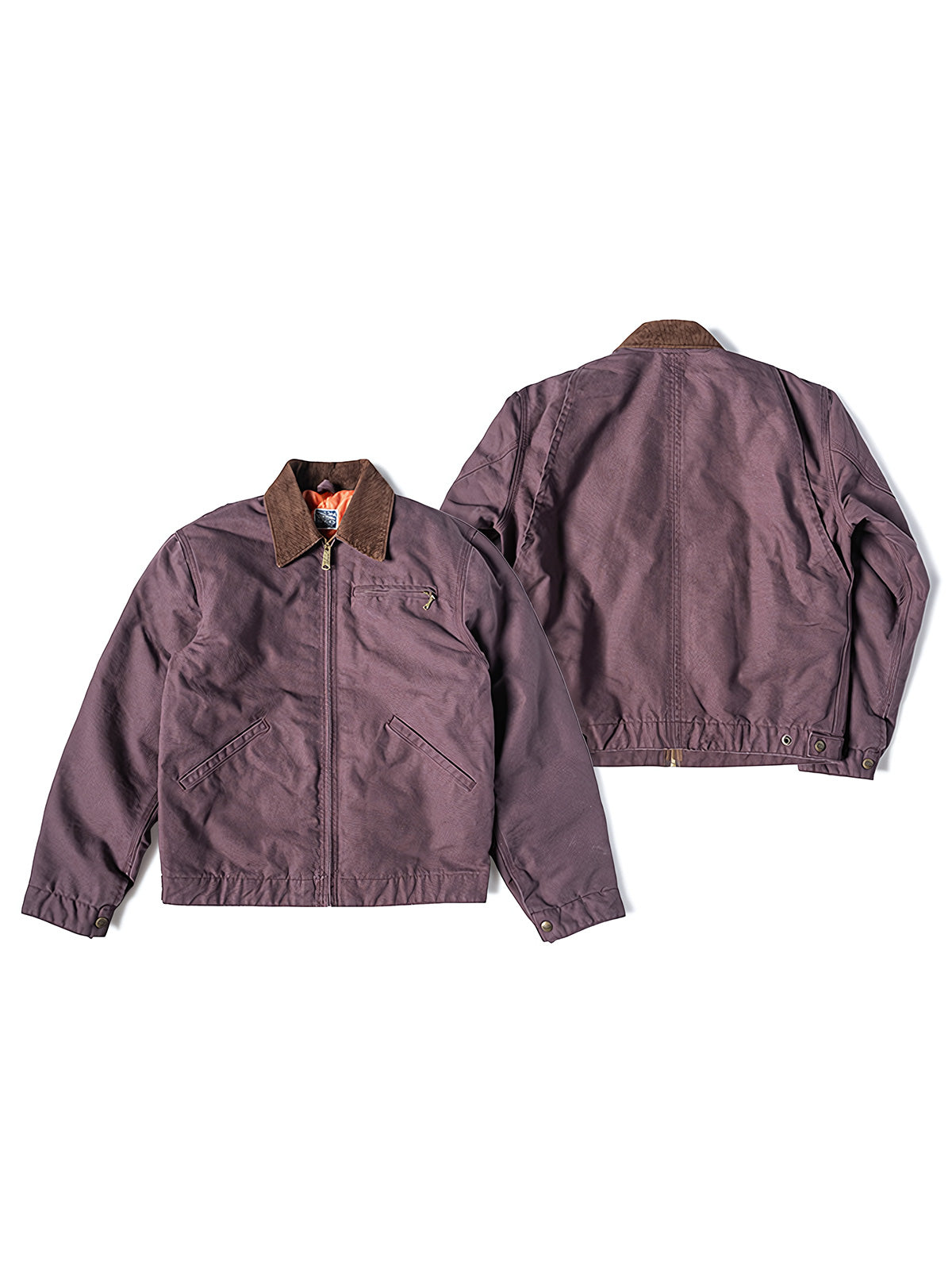 製品画像
デトロイトの1950年代ワーカーファッションにインスパイアされたオープンカラー キャンバス ショートジャケット全体画像。高密度コットンキャンバス素材とクラシックなデザインが特徴。
詳細画像
キルティング加工された裏地、柔らかなコーデュロイ素材の襟、斜め配置の大容量ポケットなど、機能性とデザイン性を両立したディテールのクローズアップ画像。