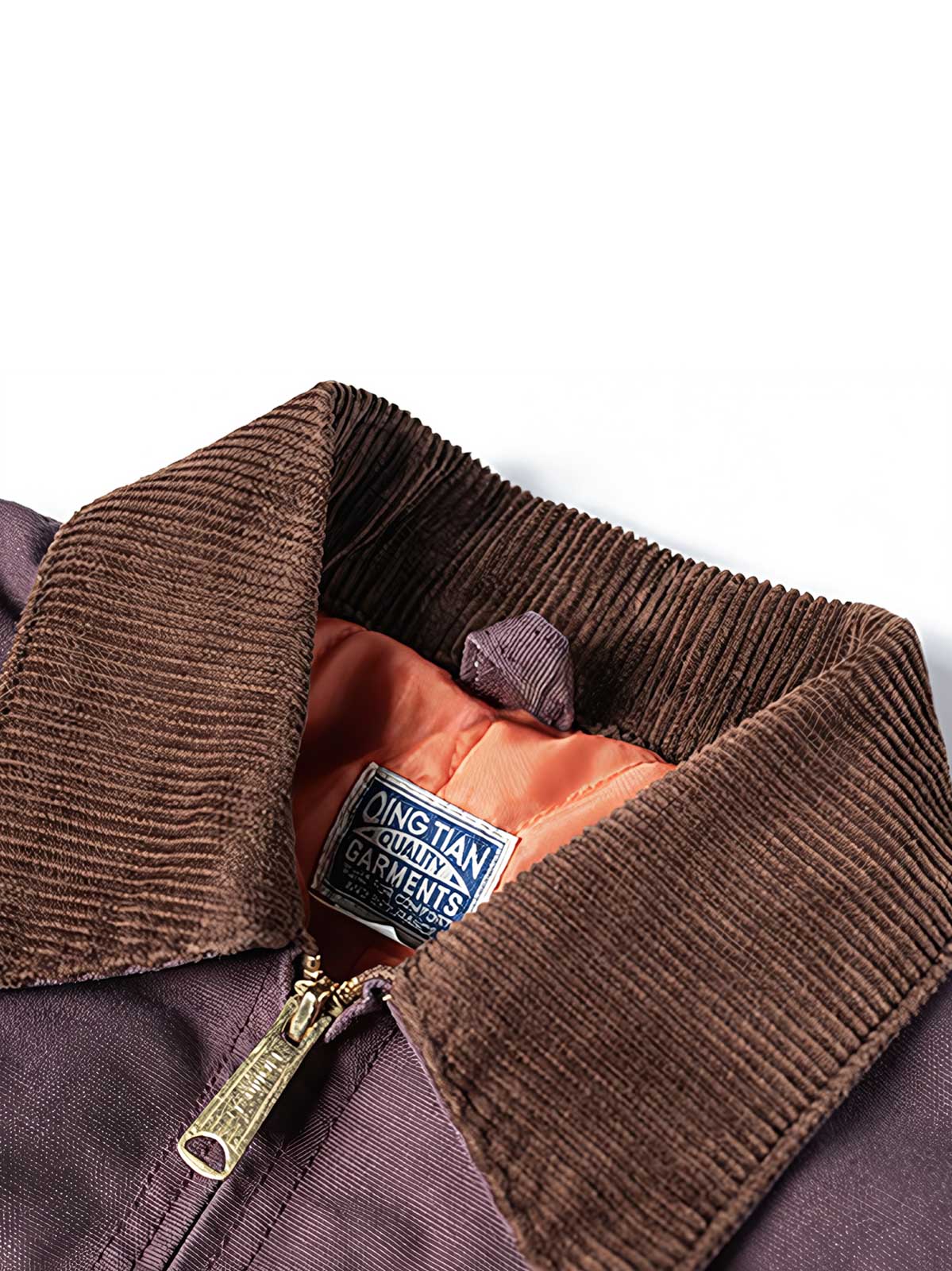 製品画像
デトロイトの1950年代ワーカーファッションにインスパイアされたオープンカラー キャンバス ショートジャケット全体画像。高密度コットンキャンバス素材とクラシックなデザインが特徴。
詳細画像
キルティング加工された裏地、柔らかなコーデュロイ素材の襟、斜め配置の大容量ポケットなど、機能性とデザイン性を両立したディテールのクローズアップ画像。