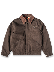 製品画像
デトロイトの1950年代ワーカーファッションにインスパイアされたオープンカラー キャンバス ショートジャケット全体画像。高密度コットンキャンバス素材とクラシックなデザインが特徴。
詳細画像
キルティング加工された裏地、柔らかなコーデュロイ素材の襟、斜め配置の大容量ポケットなど、機能性とデザイン性を両立したディテールのクローズアップ画像。