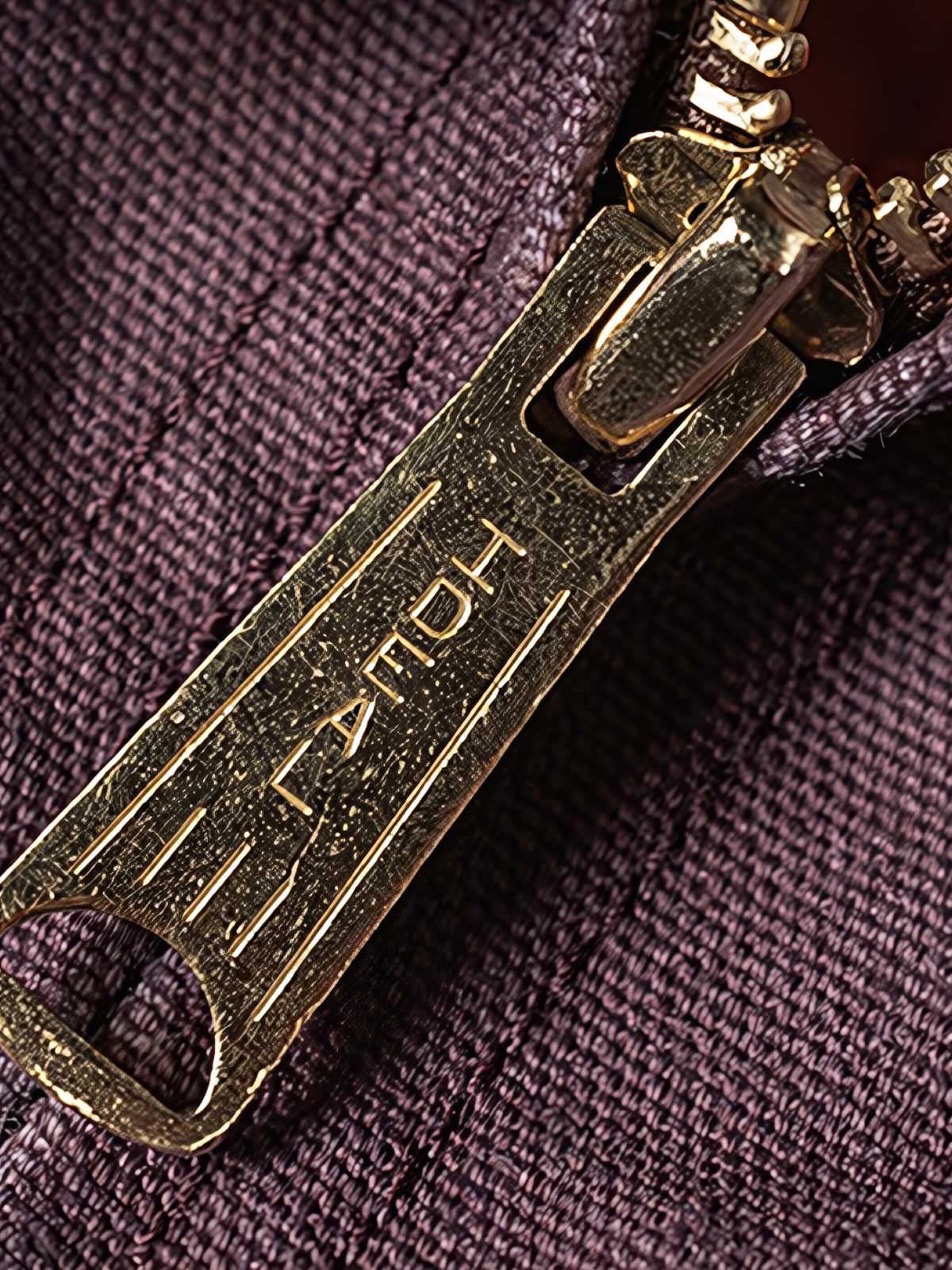 製品画像
デトロイトの1950年代ワーカーファッションにインスパイアされたオープンカラー キャンバス ショートジャケット全体画像。高密度コットンキャンバス素材とクラシックなデザインが特徴。
詳細画像
キルティング加工された裏地、柔らかなコーデュロイ素材の襟、斜め配置の大容量ポケットなど、機能性とデザイン性を両立したディテールのクローズアップ画像。