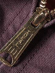 製品画像
デトロイトの1950年代ワーカーファッションにインスパイアされたオープンカラー キャンバス ショートジャケット全体画像。高密度コットンキャンバス素材とクラシックなデザインが特徴。
詳細画像
キルティング加工された裏地、柔らかなコーデュロイ素材の襟、斜め配置の大容量ポケットなど、機能性とデザイン性を両立したディテールのクローズアップ画像。