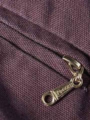 製品画像
デトロイトの1950年代ワーカーファッションにインスパイアされたオープンカラー キャンバス ショートジャケット全体画像。高密度コットンキャンバス素材とクラシックなデザインが特徴。
詳細画像
キルティング加工された裏地、柔らかなコーデュロイ素材の襟、斜め配置の大容量ポケットなど、機能性とデザイン性を両立したディテールのクローズアップ画像。