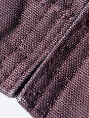 製品画像
デトロイトの1950年代ワーカーファッションにインスパイアされたオープンカラー キャンバス ショートジャケット全体画像。高密度コットンキャンバス素材とクラシックなデザインが特徴。
詳細画像
キルティング加工された裏地、柔らかなコーデュロイ素材の襟、斜め配置の大容量ポケットなど、機能性とデザイン性を両立したディテールのクローズアップ画像。