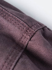 製品画像
デトロイトの1950年代ワーカーファッションにインスパイアされたオープンカラー キャンバス ショートジャケット全体画像。高密度コットンキャンバス素材とクラシックなデザインが特徴。
詳細画像
キルティング加工された裏地、柔らかなコーデュロイ素材の襟、斜め配置の大容量ポケットなど、機能性とデザイン性を両立したディテールのクローズアップ画像。