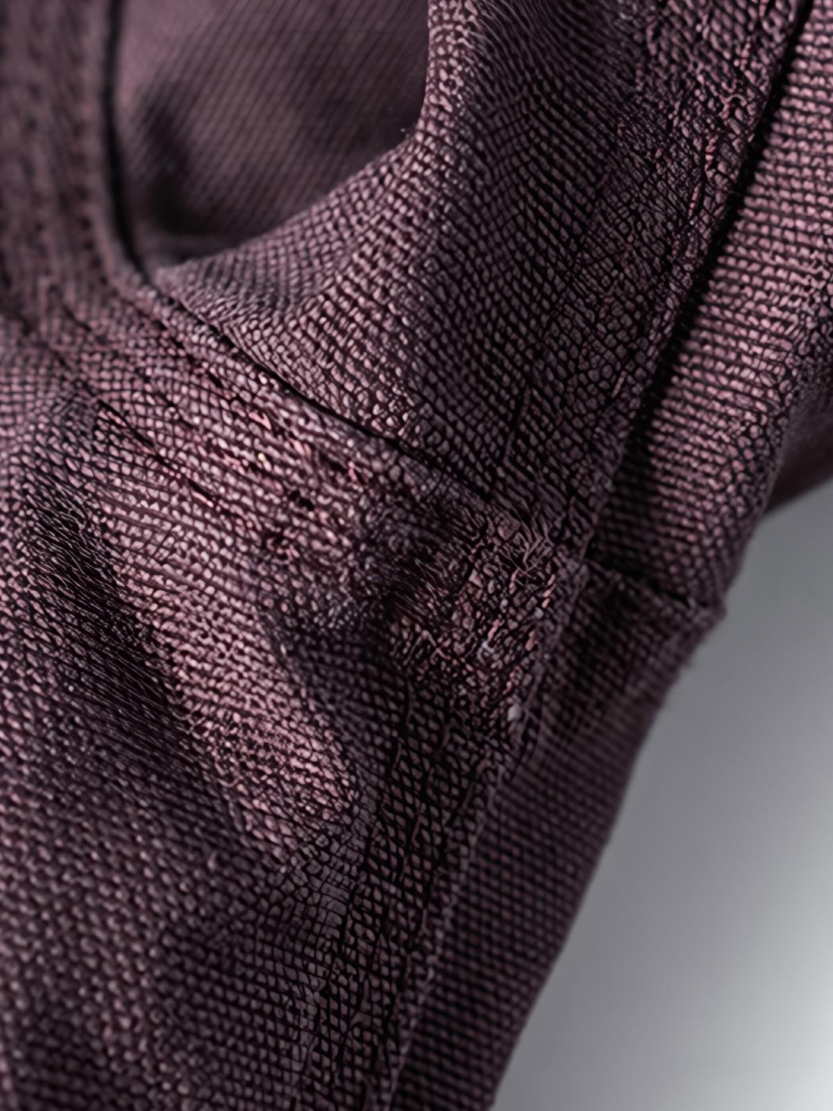 製品画像
デトロイトの1950年代ワーカーファッションにインスパイアされたオープンカラー キャンバス ショートジャケット全体画像。高密度コットンキャンバス素材とクラシックなデザインが特徴。
詳細画像
キルティング加工された裏地、柔らかなコーデュロイ素材の襟、斜め配置の大容量ポケットなど、機能性とデザイン性を両立したディテールのクローズアップ画像。