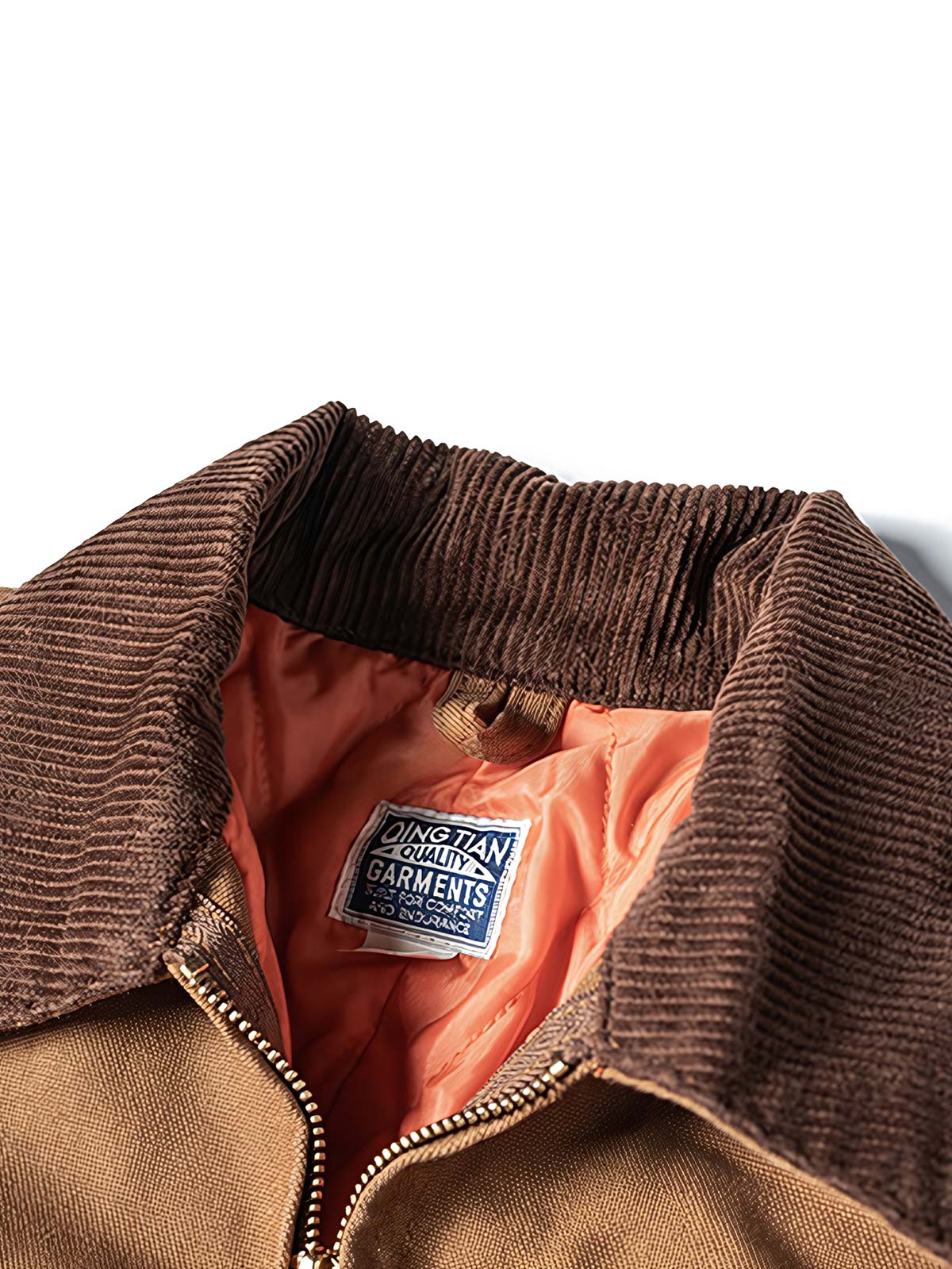 製品画像
デトロイトの1950年代ワーカーファッションにインスパイアされたオープンカラー キャンバス ショートジャケット全体画像。高密度コットンキャンバス素材とクラシックなデザインが特徴。
詳細画像
キルティング加工された裏地、柔らかなコーデュロイ素材の襟、斜め配置の大容量ポケットなど、機能性とデザイン性を両立したディテールのクローズアップ画像。