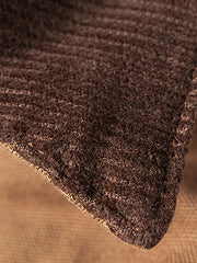 製品画像
デトロイトの1950年代ワーカーファッションにインスパイアされたオープンカラー キャンバス ショートジャケット全体画像。高密度コットンキャンバス素材とクラシックなデザインが特徴。
詳細画像
キルティング加工された裏地、柔らかなコーデュロイ素材の襟、斜め配置の大容量ポケットなど、機能性とデザイン性を両立したディテールのクローズアップ画像。