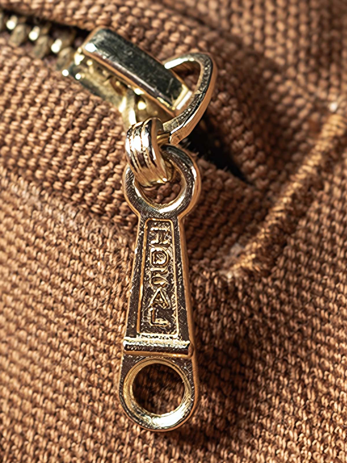 製品画像
デトロイトの1950年代ワーカーファッションにインスパイアされたオープンカラー キャンバス ショートジャケット全体画像。高密度コットンキャンバス素材とクラシックなデザインが特徴。
詳細画像
キルティング加工された裏地、柔らかなコーデュロイ素材の襟、斜め配置の大容量ポケットなど、機能性とデザイン性を両立したディテールのクローズアップ画像。