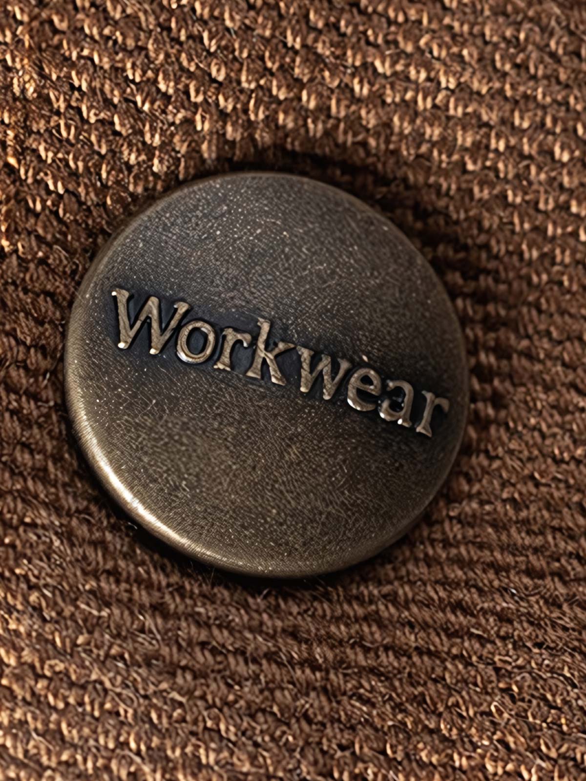 製品画像
デトロイトの1950年代ワーカーファッションにインスパイアされたオープンカラー キャンバス ショートジャケット全体画像。高密度コットンキャンバス素材とクラシックなデザインが特徴。
詳細画像
キルティング加工された裏地、柔らかなコーデュロイ素材の襟、斜め配置の大容量ポケットなど、機能性とデザイン性を両立したディテールのクローズアップ画像。