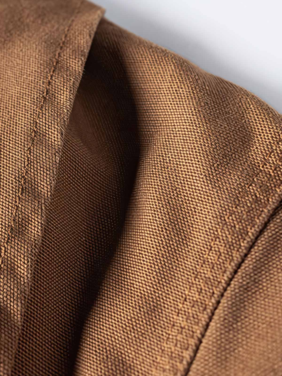 製品画像
デトロイトの1950年代ワーカーファッションにインスパイアされたオープンカラー キャンバス ショートジャケット全体画像。高密度コットンキャンバス素材とクラシックなデザインが特徴。
詳細画像
キルティング加工された裏地、柔らかなコーデュロイ素材の襟、斜め配置の大容量ポケットなど、機能性とデザイン性を両立したディテールのクローズアップ画像。