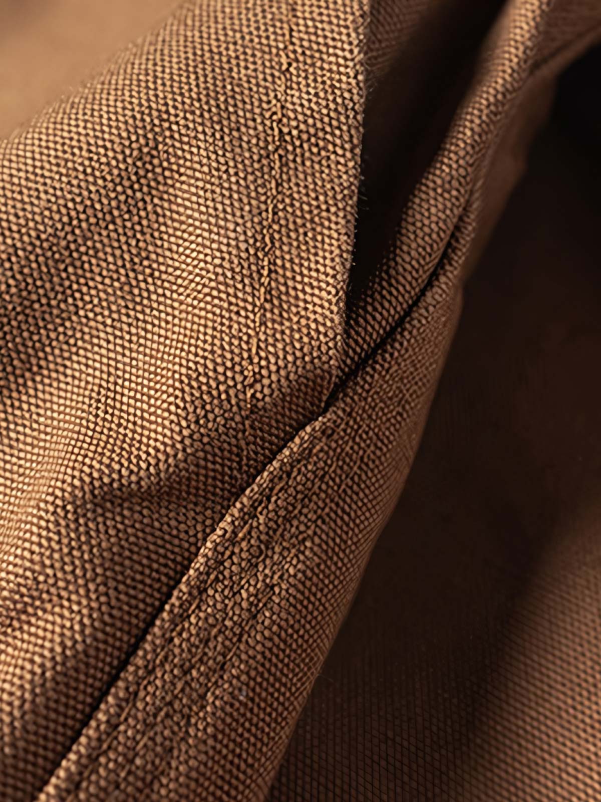 製品画像
デトロイトの1950年代ワーカーファッションにインスパイアされたオープンカラー キャンバス ショートジャケット全体画像。高密度コットンキャンバス素材とクラシックなデザインが特徴。
詳細画像
キルティング加工された裏地、柔らかなコーデュロイ素材の襟、斜め配置の大容量ポケットなど、機能性とデザイン性を両立したディテールのクローズアップ画像。