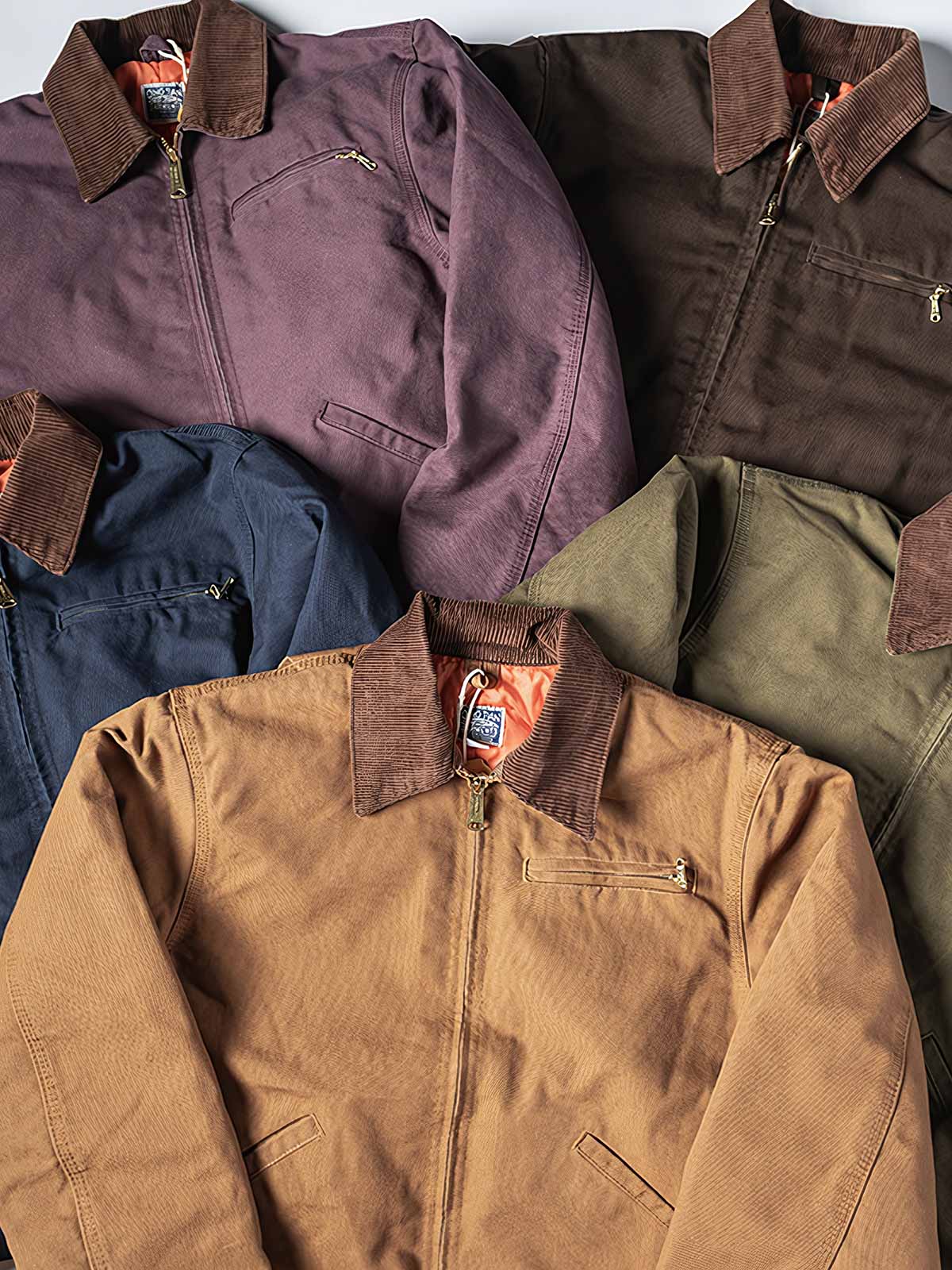 製品画像
デトロイトの1950年代ワーカーファッションにインスパイアされたオープンカラー キャンバス ショートジャケット全体画像。高密度コットンキャンバス素材とクラシックなデザインが特徴。
詳細画像
キルティング加工された裏地、柔らかなコーデュロイ素材の襟、斜め配置の大容量ポケットなど、機能性とデザイン性を両立したディテールのクローズアップ画像。