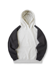 製品画像
430gの厚手スウェット生地で作られたバイカラー ラグランスリーブ パーカー全体画像。ヴィンテージカレッジ風のデザインが特徴で、秋冬の万能アイテムとして活躍。
詳細画像
肩周りをすっきり見せるラグランスリーブデザインと、縫製部分を補強した三本針ステッチのクローズアップ画像。厚手リブ仕様のディテールも確認可能。