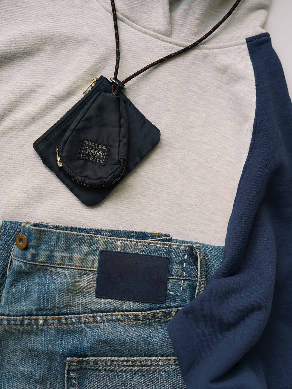 製品画像
430gの厚手スウェット生地で作られたバイカラー ラグランスリーブ パーカー全体画像。ヴィンテージカレッジ風のデザインが特徴で、秋冬の万能アイテムとして活躍。
詳細画像
肩周りをすっきり見せるラグランスリーブデザインと、縫製部分を補強した三本針ステッチのクローズアップ画像。厚手リブ仕様のディテールも確認可能。