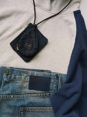 製品画像
430gの厚手スウェット生地で作られたバイカラー ラグランスリーブ パーカー全体画像。ヴィンテージカレッジ風のデザインが特徴で、秋冬の万能アイテムとして活躍。
詳細画像
肩周りをすっきり見せるラグランスリーブデザインと、縫製部分を補強した三本針ステッチのクローズアップ画像。厚手リブ仕様のディテールも確認可能。