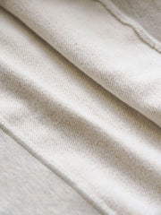 製品画像
430gの厚手スウェット生地で作られたバイカラー ラグランスリーブ パーカー全体画像。ヴィンテージカレッジ風のデザインが特徴で、秋冬の万能アイテムとして活躍。
詳細画像
肩周りをすっきり見せるラグランスリーブデザインと、縫製部分を補強した三本針ステッチのクローズアップ画像。厚手リブ仕様のディテールも確認可能。