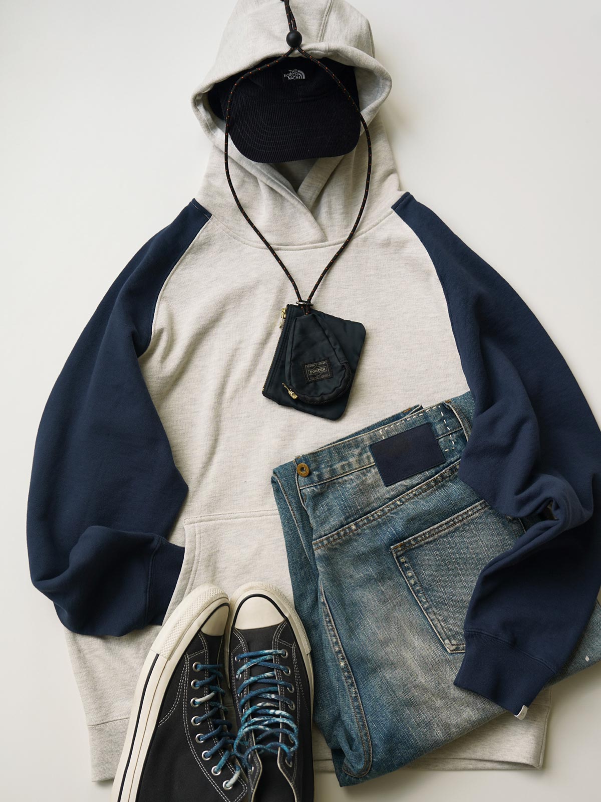 製品画像
430gの厚手スウェット生地で作られたバイカラー ラグランスリーブ パーカー全体画像。ヴィンテージカレッジ風のデザインが特徴で、秋冬の万能アイテムとして活躍。
詳細画像
肩周りをすっきり見せるラグランスリーブデザインと、縫製部分を補強した三本針ステッチのクローズアップ画像。厚手リブ仕様のディテールも確認可能。