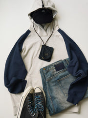 製品画像
430gの厚手スウェット生地で作られたバイカラー ラグランスリーブ パーカー全体画像。ヴィンテージカレッジ風のデザインが特徴で、秋冬の万能アイテムとして活躍。
詳細画像
肩周りをすっきり見せるラグランスリーブデザインと、縫製部分を補強した三本針ステッチのクローズアップ画像。厚手リブ仕様のディテールも確認可能。